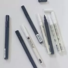 White & black acrlylic paint markers